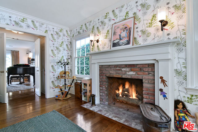4444 Libbit Avenue, Encino CA: https://media.crmls.org/mediaz/624240e1-7834-4056-88e7-0c963c581414.jpg