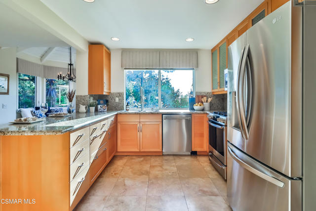 2328 Otono Circle, Thousand Oaks CA: https://media.crmls.org/mediaz/6242c129-757e-417a-8895-a551656b3f86.jpg