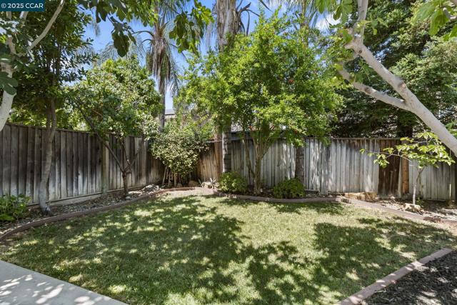 631 Summerwood Dr, Brentwood CA: https://media.crmls.org/mediaz/62433ea6-94c3-4944-91e7-2d031c58cf0d.jpg