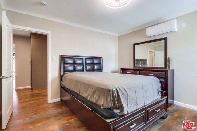7220 10th Avenue, Los Angeles CA: https://media.crmls.org/mediaz/62433fb8-5842-4ce8-97c9-f7bbe05b121c.jpg