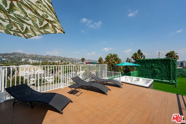 137 N Doheny Drive, West Hollywood CA: https://media.crmls.org/mediaz/6243bf57-b3c9-4c1a-9576-9b3266686a44.jpg