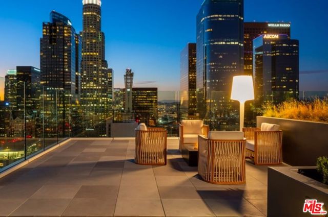 400 S Broadway, Los Angeles CA: https://media.crmls.org/mediaz/6243ce35-85dd-4e54-9cde-dcc6fcffd3ea.jpg