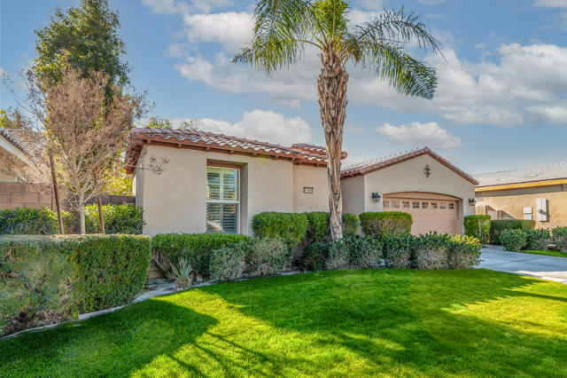 81945 Golden Star Way, La Quinta CA: https://media.crmls.org/mediaz/6244248b-659d-4c02-a7d3-ae37a22fc56a.jpg