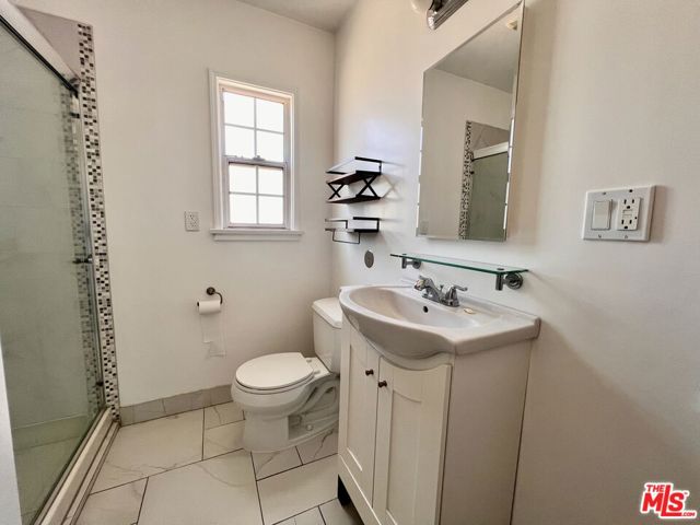 2333 S Garth Avenue, Los Angeles CA: https://media.crmls.org/mediaz/6244262b-9e4d-4264-9b63-c7c6d1a68a27.jpg