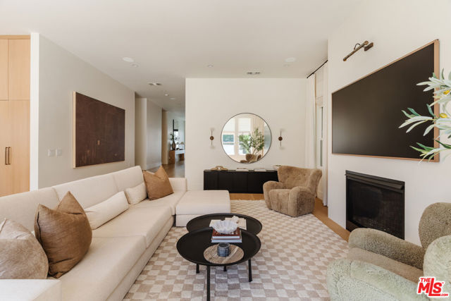 4508 Vesper Avenue, Sherman Oaks CA: https://media.crmls.org/mediaz/6246af59-b283-42e3-87b5-848e3c40ce54.jpg