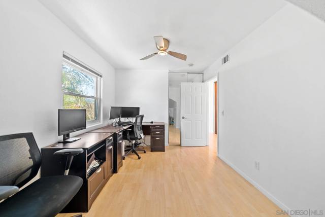 2492 Royal Saint James Dr, El Cajon CA: https://media.crmls.org/mediaz/6246d4cf-5286-4c91-8ebb-9f9330383476.jpg