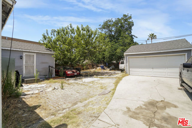 6833 Simpson Avenue, North Hollywood CA: https://media.crmls.org/mediaz/62471ca7-557c-4516-8201-115a6b40c71b.jpg