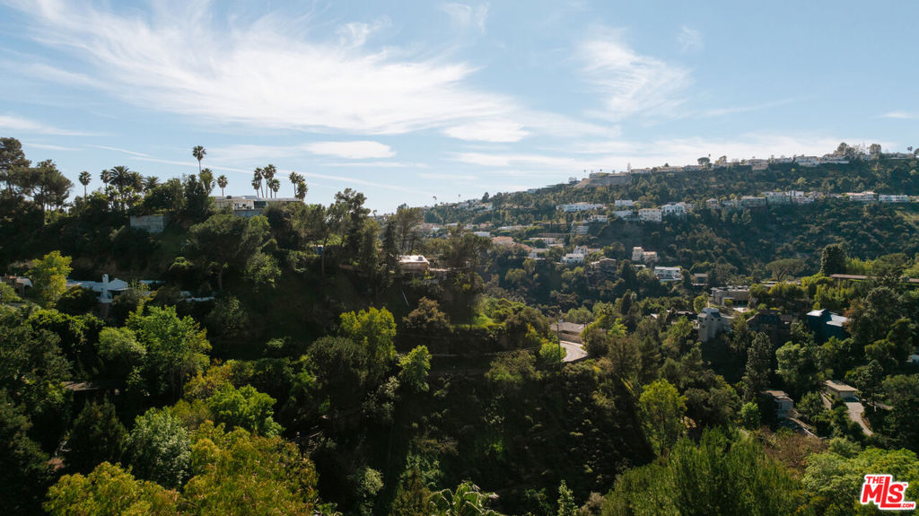 https://media.crmls.org/mediaz/6248a641-80ac-4368-bafd-45b478bb25ec.jpg?preset=X-Large