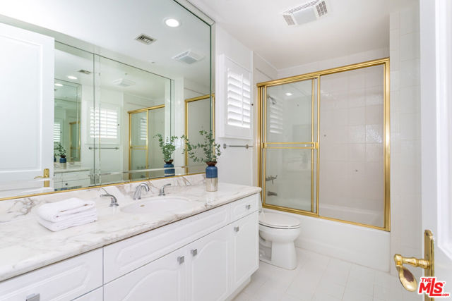 107 N Doheny Drive, Beverly Hills CA: https://media.crmls.org/mediaz/6248f5ae-6d43-4ec4-b0b2-28d119d17054.jpg