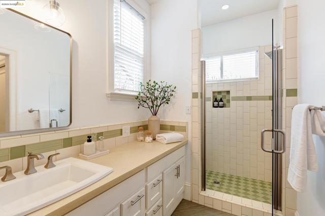 479 41st St, Oakland CA: https://media.crmls.org/mediaz/62499108-06c9-41f4-a80e-133b14aa3f7c.jpg