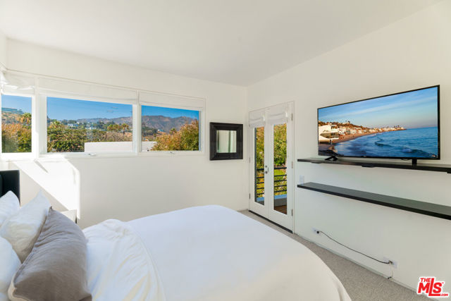 23754 MALIBU Road, Malibu CA: https://media.crmls.org/mediaz/624a1834-7d7a-4b24-9a3e-81809374fab1.jpg