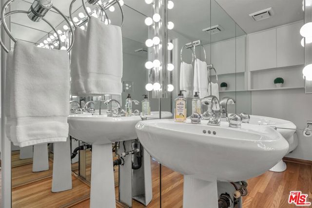 11744 Moorpark Street, Studio City CA: https://media.crmls.org/mediaz/624a3e60-afea-4bb2-abc8-a916a5dd001c.jpg