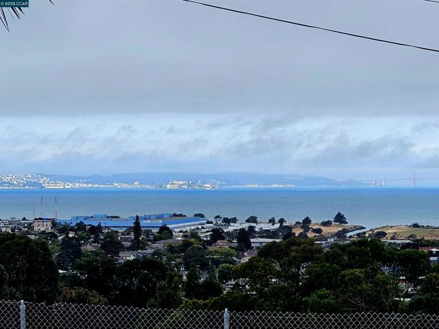 1034 Navellier St, El Cerrito CA: https://media.crmls.org/mediaz/624a6c3c-1cfb-4c38-905c-d61e67a50039.jpg