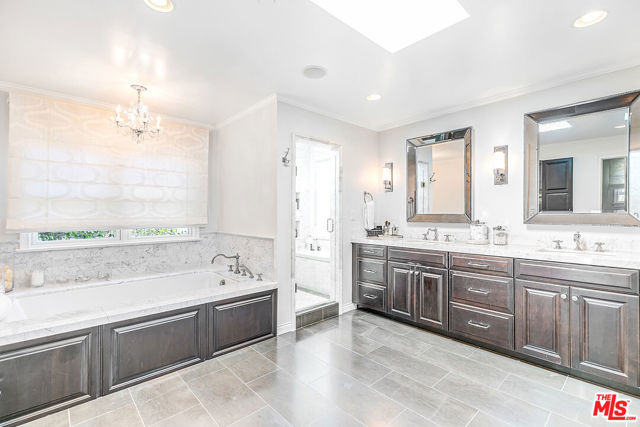 328 El Camino Drive, Beverly Hills CA: https://media.crmls.org/mediaz/624aed6a-45e5-4743-92ad-084d5635e11b.jpg