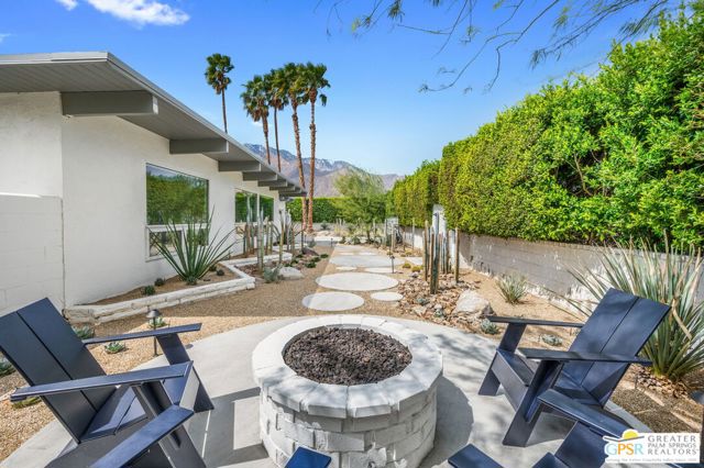1155 E Paseo El Mirador, Palm Springs CA: https://media.crmls.org/mediaz/624bbeee-4ff3-40ed-890a-66d8e909e3f4.jpg