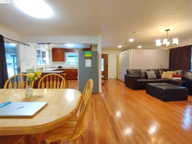 864 San Francisco Ave, South Lake Tahoe CA: https://media.crmls.org/mediaz/624c7eb2-f181-4ed2-8da4-7dcb9c27c670.jpg