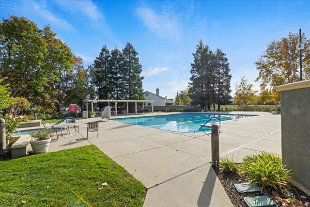 490 Chesapeake Terrace, Brentwood CA: https://media.crmls.org/mediaz/624dafec-924b-4fdc-8c96-b7237d86332b.jpg