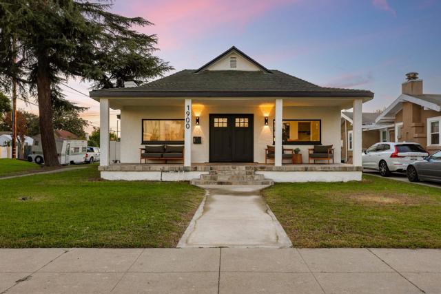 1900 W 41St St, Los Angeles CA: https://media.crmls.org/mediaz/624de6f4-ced2-4404-b9ef-f8a0d2e2c392.jpg