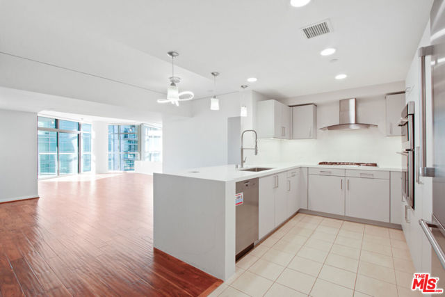 13650 Marina Pointe Drive, 1005 photo 4