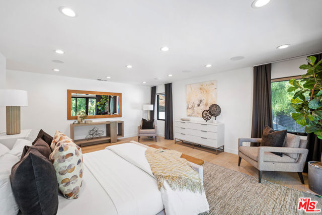 19536 Wells Drive, Tarzana CA: https://media.crmls.org/mediaz/625001c6-5b3d-4116-9003-63718f15db76.jpg