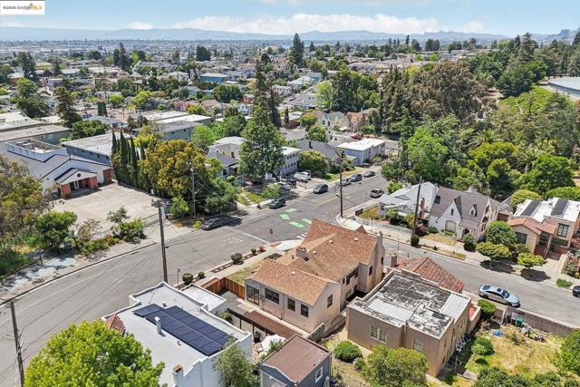 2900 Sheffield Ave, Oakland CA: https://media.crmls.org/mediaz/625114d9-48f6-45b7-9a6f-f79d8f6ce22f.jpg