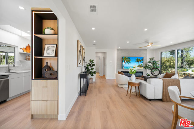 3260 Sagamore Way, Los Angeles CA: https://media.crmls.org/mediaz/62513be9-e816-4aa9-aa90-d2a251232844.jpg