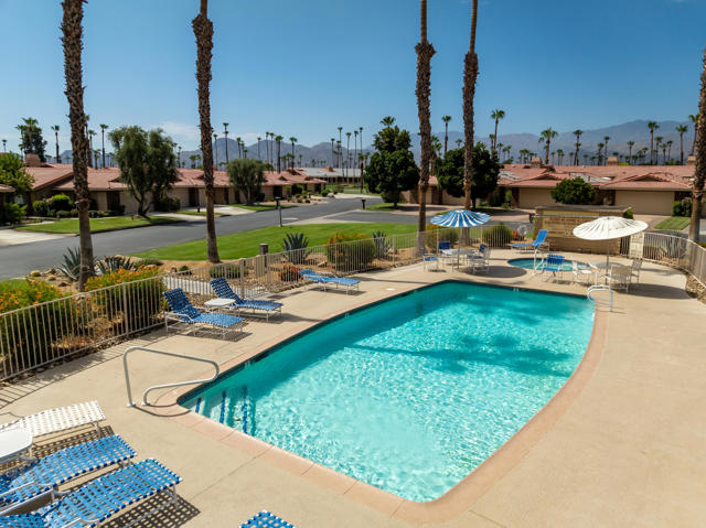 40 Joya Drive, Palm Desert CA: https://media.crmls.org/mediaz/625244ca-bbd1-411f-a9ee-8d373351da41.jpg