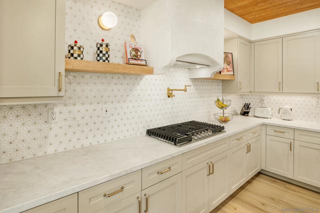 10528 Pinion Trl, Escondido CA: https://media.crmls.org/mediaz/62530bfd-cc1b-4d22-a7bb-010202737945.jpg