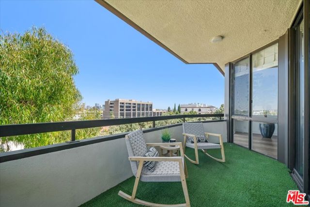 300 N Swall Drive, Beverly Hills CA: https://media.crmls.org/mediaz/62533550-627d-43a4-9ea8-ccdf3b6797b3.jpg