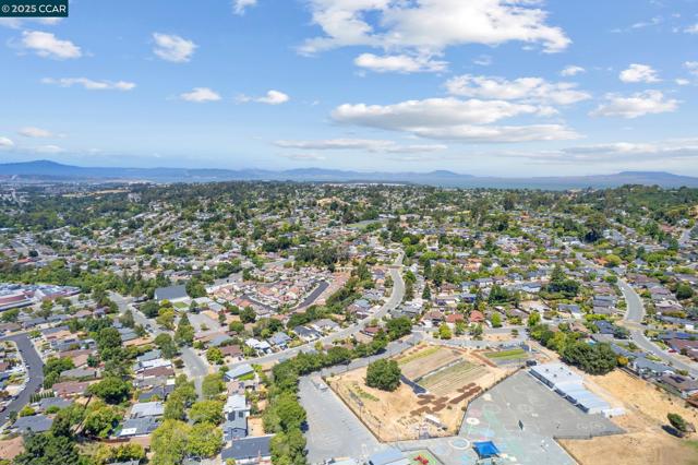 4816 Meadowbrook Dr, Richmond CA: https://media.crmls.org/mediaz/6253dc22-94dd-4809-88f4-96521f266731.jpg