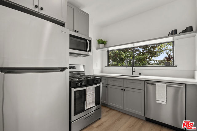 4723 Beverly Boulevard, Los Angeles CA: https://media.crmls.org/mediaz/62549ebb-e676-4ba5-ae06-def6358afda1.jpg