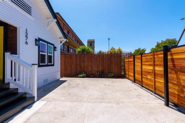 1276 64Th Ave, Oakland CA: https://media.crmls.org/mediaz/6254b9f8-8079-4967-9e23-136cf68c8596.jpg