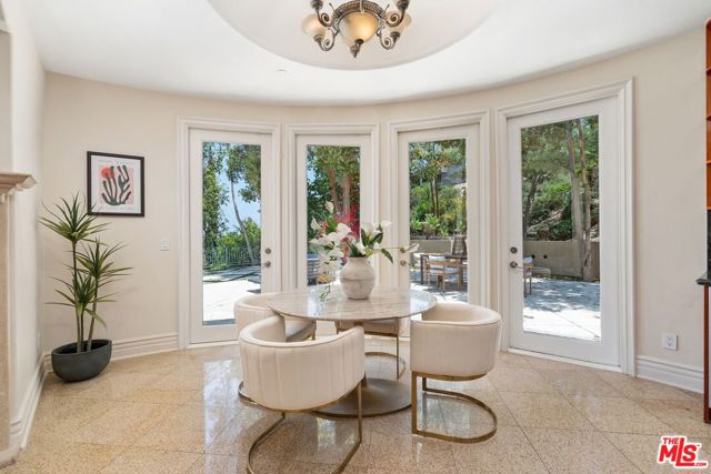16980 Escalon Drive, Encino CA: https://media.crmls.org/mediaz/62558d16-c2c4-4b72-8040-a674aafb6e5d.jpg