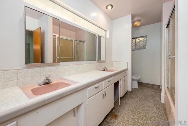 5824 Kent Pl, San Diego CA: https://media.crmls.org/mediaz/6255bb86-b99e-49a5-aa9b-2b12ccb1e43f.jpg