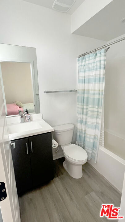 2927 1/2 Denby Avenue, Los Angeles CA: https://media.crmls.org/mediaz/62562fa1-c848-4f11-b343-14c4dda0db32.jpg