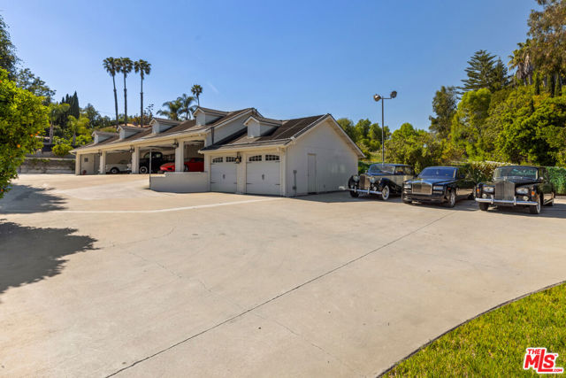 85 Crestview Avenue, Camarillo CA: https://media.crmls.org/mediaz/6257775c-3ff0-42e1-b89b-dde57623f049.jpg