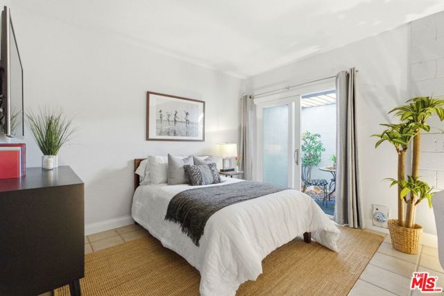 1013 16th Street, Santa Monica CA: https://media.crmls.org/mediaz/625967b4-4ba5-4f04-9b43-28dcdac606a0.jpg