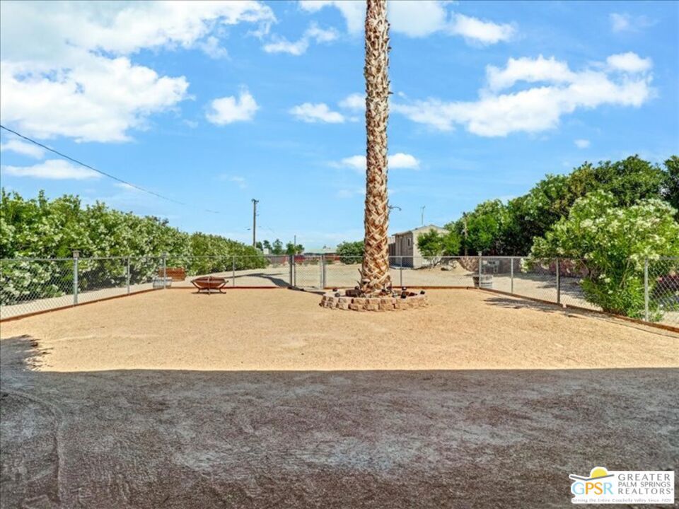 https://media.crmls.org/mediaz/625a56bb-595a-4cae-9cbd-4285763578cb.jpg?preset=X-Large