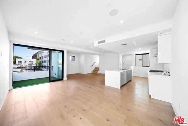 733 N Gramercy Place, Los Angeles CA: https://media.crmls.org/mediaz/625ae437-a7f1-4196-a6b6-2877a65f3667.jpg