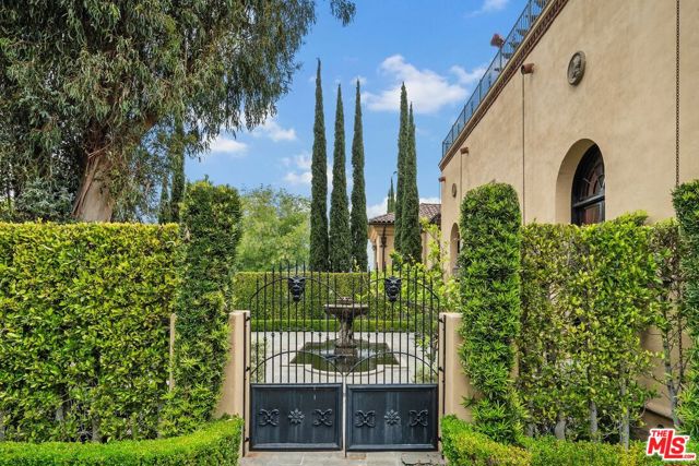 4320 Cedarhurst Circle, Los Angeles CA: https://media.crmls.org/mediaz/625bf125-d7b3-413a-843b-9902b863e1e3.jpg