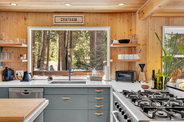 26299 Tahquitz Drive, Idyllwild CA: https://media.crmls.org/mediaz/625c0c1c-391d-4de7-9818-c22a3295dabf.jpg