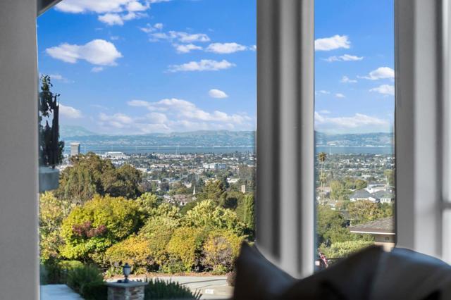 942 Viewridge Drive, San Mateo CA: https://media.crmls.org/mediaz/625d3bd4-2d47-4eb5-890b-3f36da6c32ec.jpg