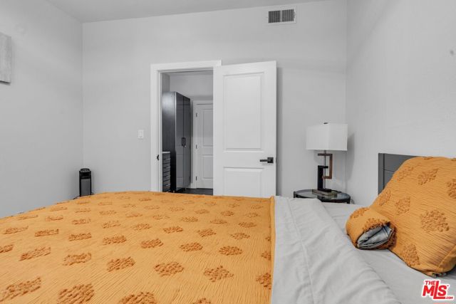 433 E Tamarack Avenue, Inglewood CA: https://media.crmls.org/mediaz/625d9745-64ef-42a5-be93-accf4b661292.jpg