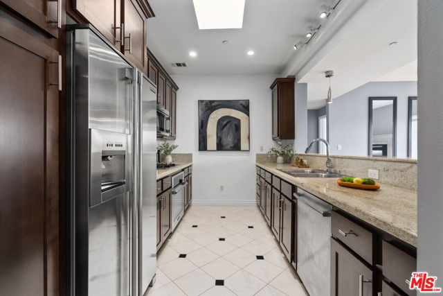 4424 Whitsett Avenue, Studio City CA: https://media.crmls.org/mediaz/625e3220-930f-4e20-b98a-fba47e526eac.jpg