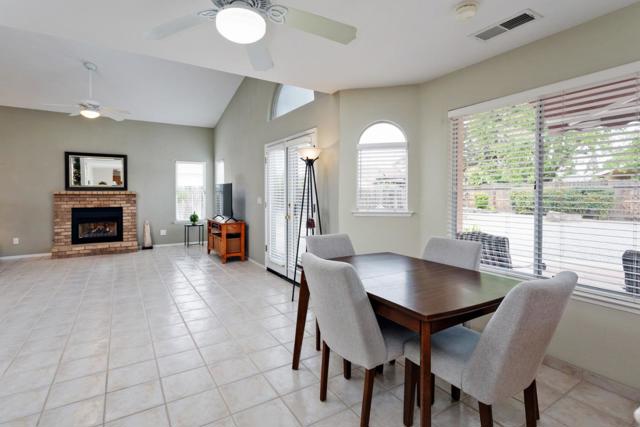 847 Amber Avenue, Clovis CA: https://media.crmls.org/mediaz/625e541b-cbc2-443c-b9d3-8933362502fb.jpg