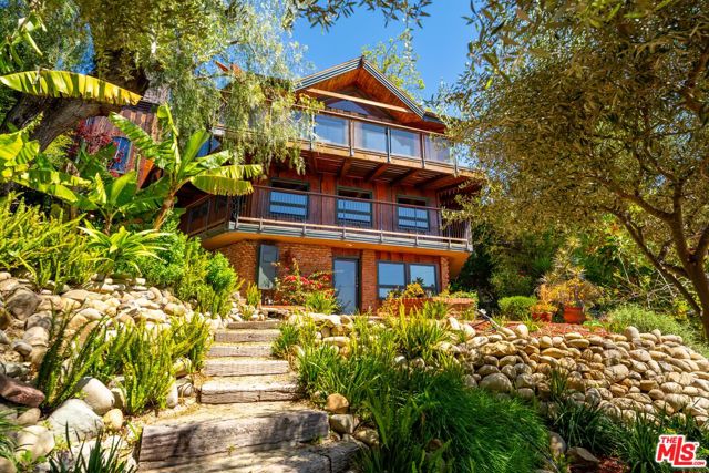 440 Mariposa Drive, Ventura CA: https://media.crmls.org/mediaz/625fed57-8eea-4648-adc1-5eff4ac4052e.jpg