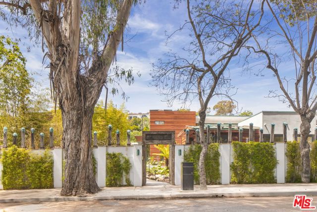 345 W Channel Road, Santa Monica CA: https://media.crmls.org/mediaz/62604c1a-7b05-45d8-917f-2da69a6df64a.jpg