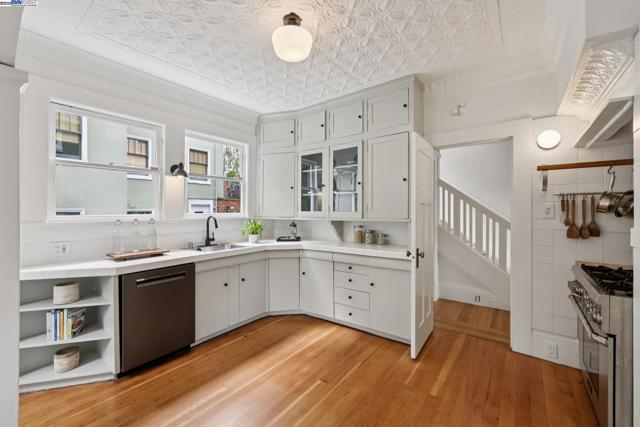 6040 LAWTON AVENUE, Oakland CA: https://media.crmls.org/mediaz/62611906-5761-4296-bc13-68d0aec8e101.jpg
