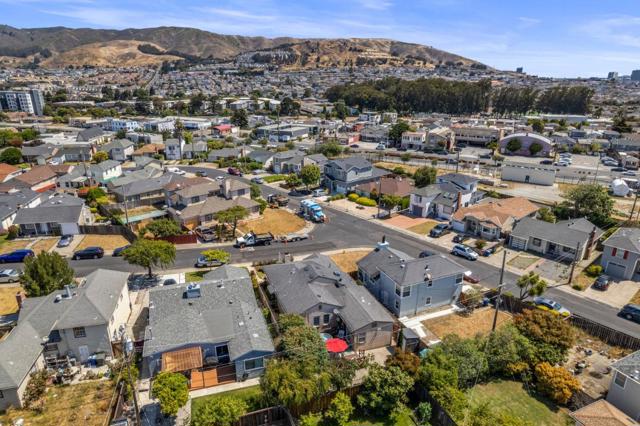 141 Knoll Circle, South San Francisco CA: https://media.crmls.org/mediaz/62615529-57d9-4483-9584-2b33347c5092.jpg