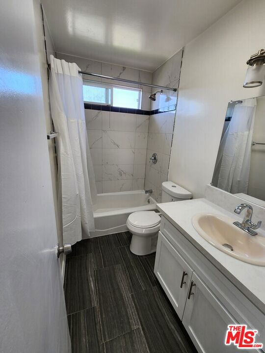 423 N Harvard Boulevard, Los Angeles CA: https://media.crmls.org/mediaz/62617c2b-9d9d-4aad-9949-bcecd8475bcf.jpg